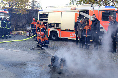 Angela Merkel besucht Jugendfeuerwehr in Berlin