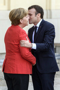 Angela Merkel emfpängt Emmanuel Macron in Berlin