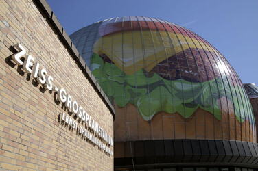 Zeiss-Großplanetarium wird zum 30m großen Burger, Berlin