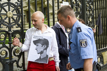 Demonstranten ketten sich mit Handschellen am Tor der Russischen Botschaft fest, Berlin