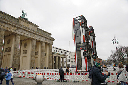 Aleppo-Busse als Mahnmal gegen Krieg und Terror in Berlin