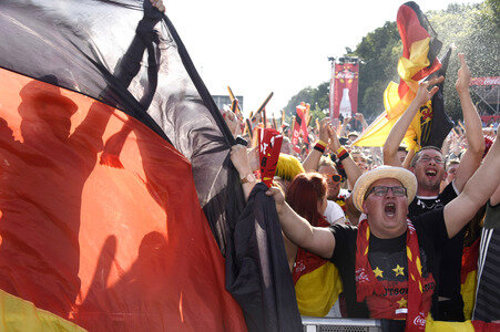 Fanmeile beim UEFA-Fußball-Europameisterschaft 2016 Spiel Deutschland gegen Nordirland in Berlin