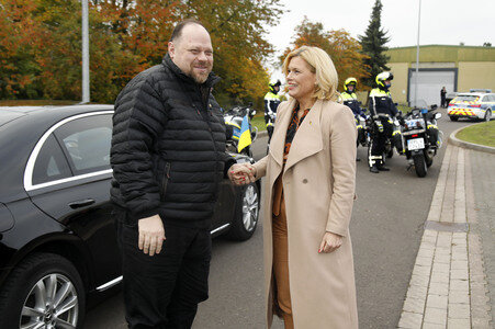 Julia Klöckner beim Besuch der Artillerieschule der Bundeswehr in Idar-Oberstein