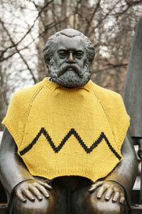 Karl Marx mit Charlie Brown Strickpullover in Berlin
