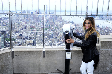 Nicole Scherzinger beleuchtet das Empire State Building in New York