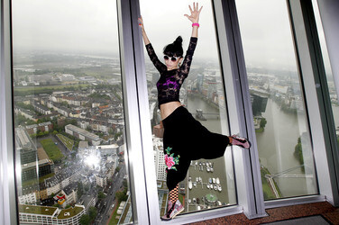 Bai Ling mit Entourage in Düsseldorf