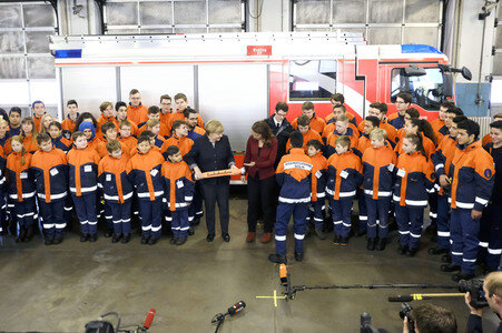 Angela Merkel besucht Jugendfeuerwehr in Berlin