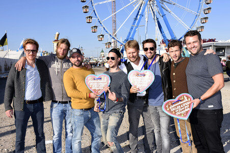 Fototermin mit Seiler und Speer und LaBrassBanda auf dem Oktoberfest 2018 in München