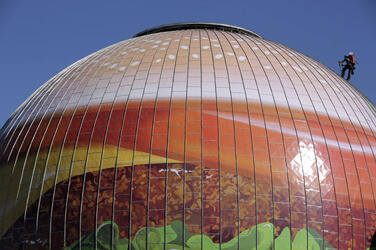 Zeiss-Großplanetarium wird zum 30m großen Burger, Berlin