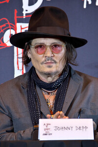 Ausstellung 'A Bunch of Stuff -Tokyo' von Johnny Depp in Tokio