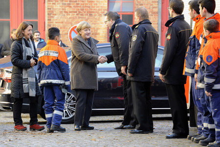 Angela Merkel besucht Jugendfeuerwehr in Berlin