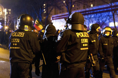 Gegen-Demo zur Neonazi-Demo gegen Flüchtlinge, Berlin