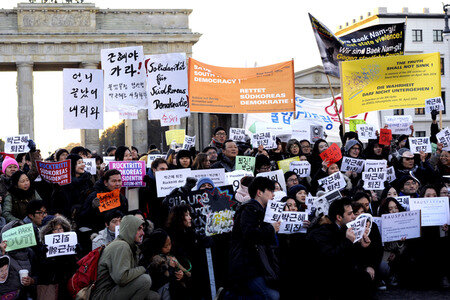 Demonstration gegen Park Geun-hye in Berlin