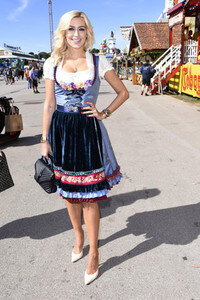 3. Wiesn Charity Lunch im Festzelt Zur Bratwurst beim Oktoberfest 2018 in München