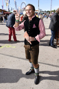 3. Wiesn Charity Lunch im Festzelt Zur Bratwurst beim Oktoberfest 2018 in München