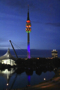 Der Olympiaturm in Regenbogenfarben in München