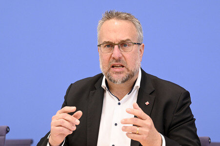 Bundespressekonferenz 'Sondervermögen für Infrastruktur - Mit Geld alleine kann man nicht bauen!' in Berlin