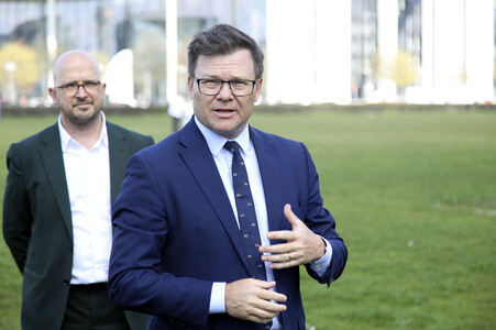 Baumpflanzaktion mit Carsten Schneider in Berlin