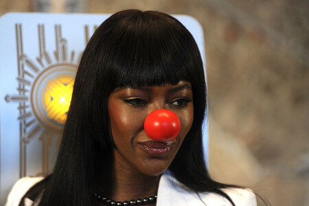 Naomi Campbell schaltet das rote Licht des Empire State Buildings an in New York