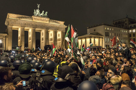 Pro-Palaestina Demonstration gegen die Anerkennung Jerusalems als Israels Hauptstadt in Berlin
