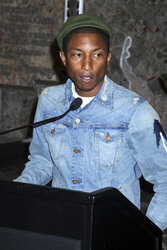 Pharrell Williams beleuchtet das  Empire State Building, New York
