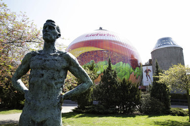 Zeiss-Großplanetarium Berlin als 30m großen Burger