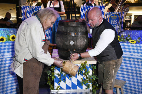 Wiesn Anstich 2026 im Hofbräu Berlin