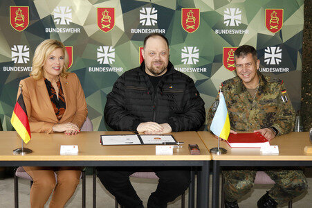 Julia Klöckner beim Besuch der Artillerieschule der Bundeswehr in Idar-Oberstein
