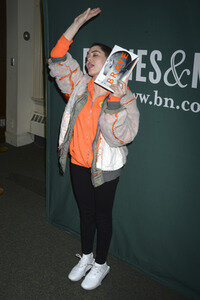 Buchsignierstunde mit Rose McGowan Book in New York