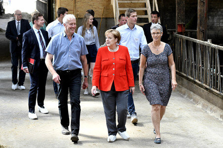 Angela Merkel besucht einen Milchbauernhof in Nienborstel