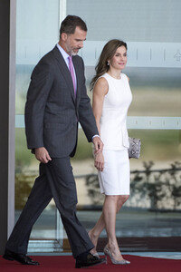 Königin Letizia und König Felipe beim Abflug am Flughafen Madrid-Barajas