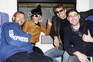Bai Ling mit Entourage in Düsseldorf