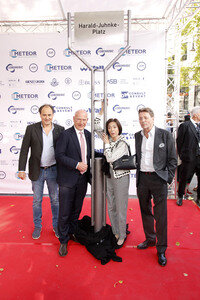 Offizielle Einweihung des Harald-Juhnke-Platzes in Berlin