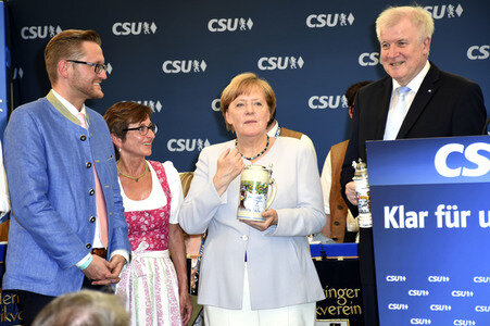 Angela Merkel besucht eine Festzeltveranstaltung der CSU in München