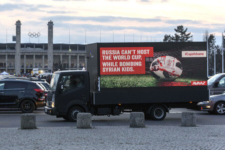 Avaaz Protesst gegen die Fußball-WM in Berlin