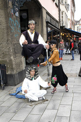 Bai Ling mit Entourage in Düsseldorf