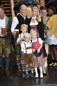 FC Bayern Team auf dem Oktoberfest in München