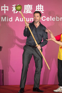 Hugh Jackman beim Tai Hang Fire Dragon Dance Festival in Hong Kong
