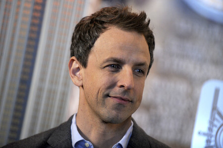Seth Meyers schaltet das Licht am Empire State Building ein in New York