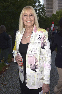 Theaterpremiere 'Der eingebildet Kranke' und 90. Geburtstag von Dieter Hallervorden in Berlin