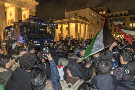 Pro-Palaestina Demonstration gegen die Anerkennung Jerusalems als Israels Hauptstadt in Berlin