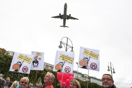 Demo für die Schließung des Flughafens Tegel in Berlin
