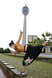 Bai Ling mit Entourage in Düsseldorf