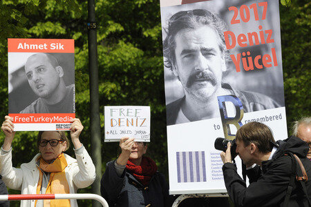 Demonstration für die Freilassung der in der Türkei inhaftierten Journalisten in Berlin