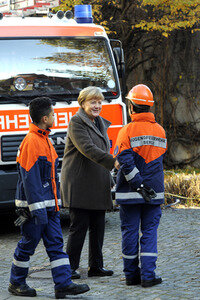 Angela Merkel besucht Jugendfeuerwehr in Berlin