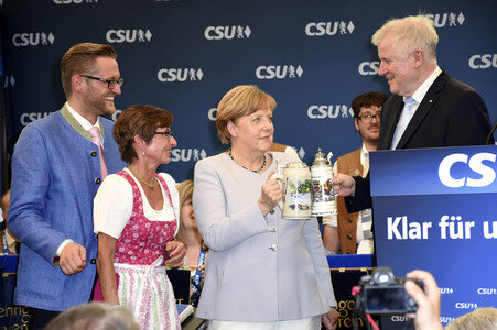 Angela Merkel besucht eine Festzeltveranstaltung der CSU in München