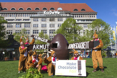 Osterhasen-Demo vor dem KaDeWe, Berlin
