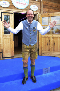 Oktoberfest-Anstich im Fisch Bäda Wiesnstadl in München