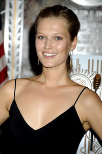 Toni Garrn schaltet das Licht am Empire Stae Building an in New York