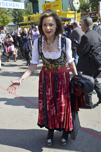 Damen-Wiesn 2015 von Unternehmerin Regine Sixt auf dem Oktoberfest in München